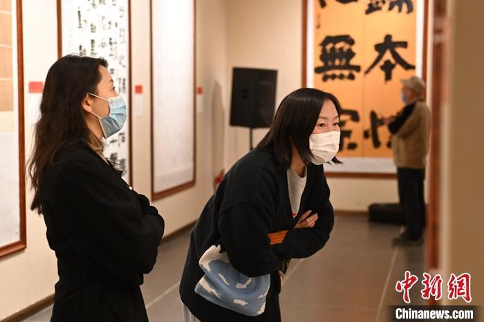圖為甘肅蘭州，參展書法作品吸引參觀者。 中新社記者 李亞龍 攝