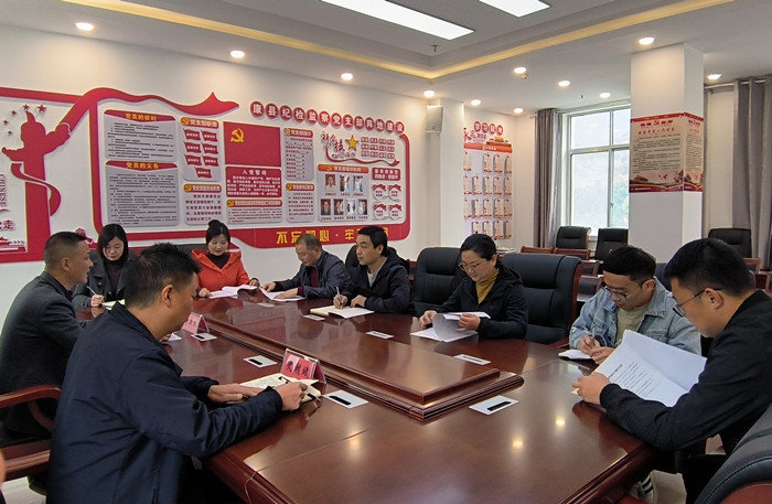 10月19日，康縣紀(jì)委監(jiān)委組織部分班子成員，辦公室、信訪室、案管室、審理室、紀(jì)檢監(jiān)察室等相關(guān)工作人員開展黨的二十大報告專題討論。.jpg