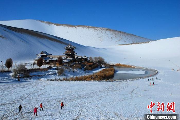 敦煌市鳴沙山月牙泉雪景如畫。(資料圖) 張曉亮 　攝