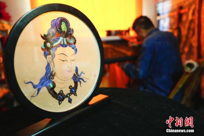 圖為劉云帆所創(chuàng)作的敦煌元素刺繡作品。 中新社發(fā) 謝秉錫 攝