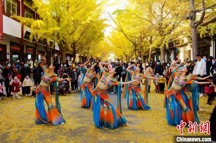 圖為秦州區(qū)文旅局組織的舞蹈隊帶來的舞蹈《絲路》?！∏刂輩^(qū)委宣布供圖
