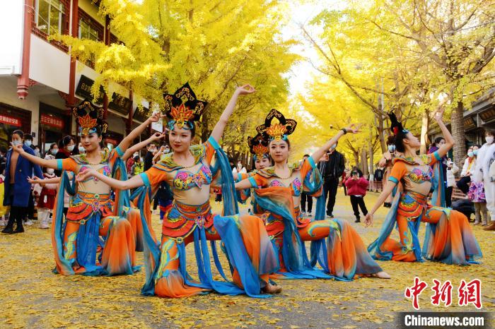 圖為秦州區(qū)文旅局組織的舞蹈隊帶來的舞蹈《絲路》?！∏刂輩^(qū)委宣布供圖