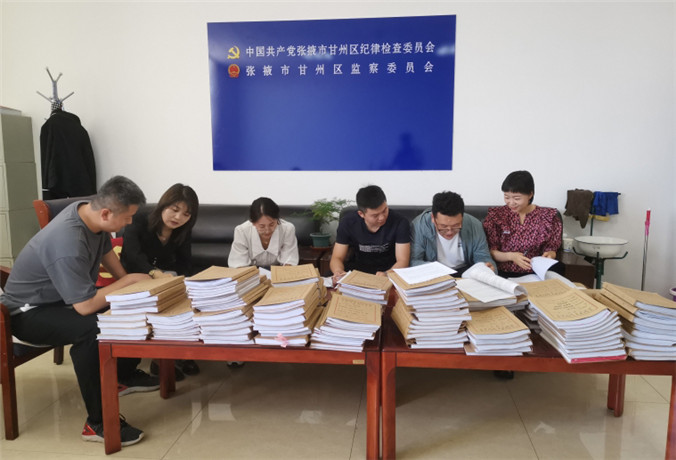 甘州區(qū)紀(jì)檢監(jiān)察干部會(huì)同財(cái)政、審計(jì)工作人員開(kāi)展玉米制種款管理使用清查工作.jpg