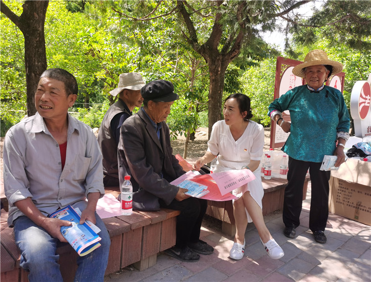 5.宕昌縣新城子藏族鄉(xiāng)紀委開展信訪舉報宣傳，幫助廣大基層黨員干部提高黨紀法規(guī)意識.jpg