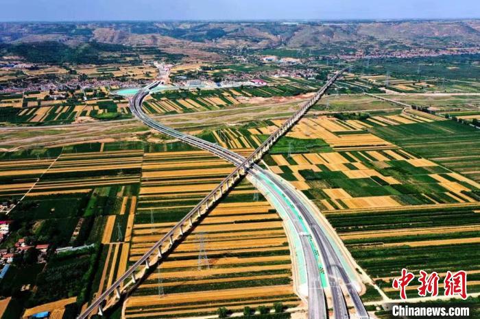 圖為甘肅境內(nèi)的高速公路。(資料圖) 甘肅省交通運(yùn)輸廳供圖