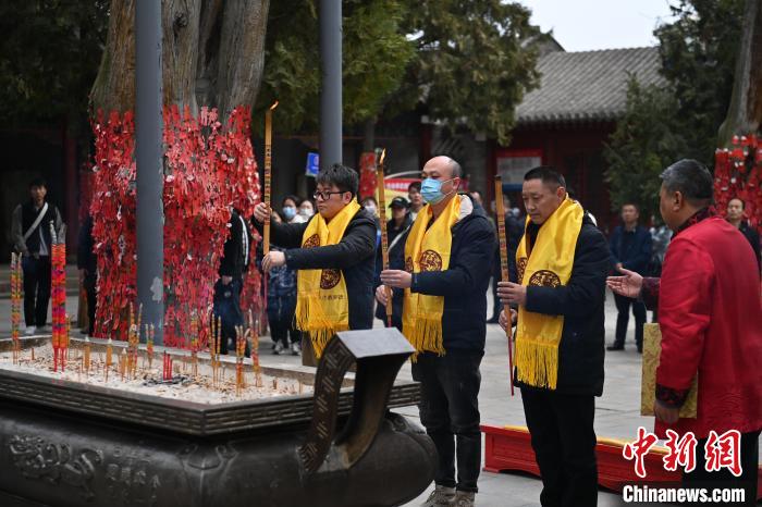 在甘肅天水市伏羲廟內(nèi)，參祭者雙手持香，祭拜人文始祖伏羲。　李亞龍 攝