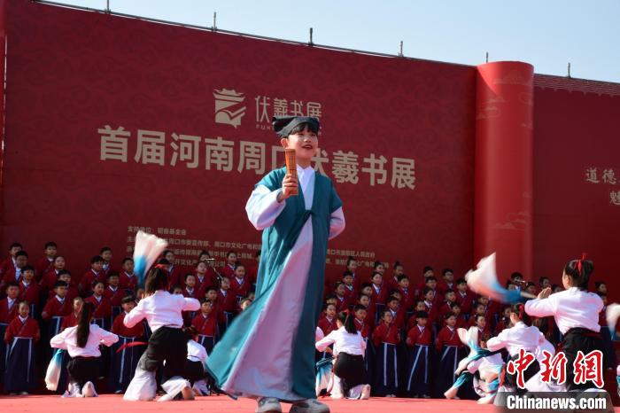 圖為學(xué)生們?cè)陂_(kāi)幕式上誦讀經(jīng)典?！×赫赵?攝