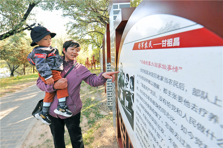 嘉峪關(guān)市紀(jì)委監(jiān)委通過實施“政治鑄廉、教育促廉、文化育廉、陣地助廉、監(jiān)督固廉”等“五廉”行動，深入推進新時代廉潔文化建設(shè)。圖為市民在迎賓湖絲路廉潔文化主題公園“勤廉楷模墻”接受廉潔文化教育。.jpg
