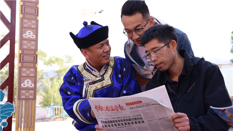 2023年6月8日，甘肅省張掖市肅南裕固族自治縣紅灣寺鎮(zhèn)紀(jì)委工作人員在一小區(qū)廉政文化主題廣場與社區(qū)居民拉家常，宣傳廉潔知識，共話廉潔文化.jpg