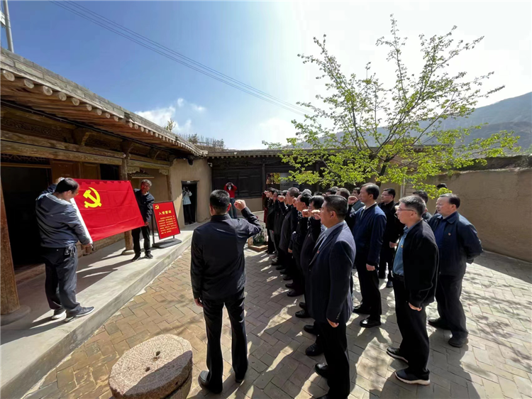 圖為臨夏州紀(jì)委監(jiān)委組織黨員干部在東鄉(xiāng)縣布塄溝黨史教育基地開展革命教育活動，賡續(xù)紅色血脈、汲取奮進力量、激發(fā)干事熱情。.png