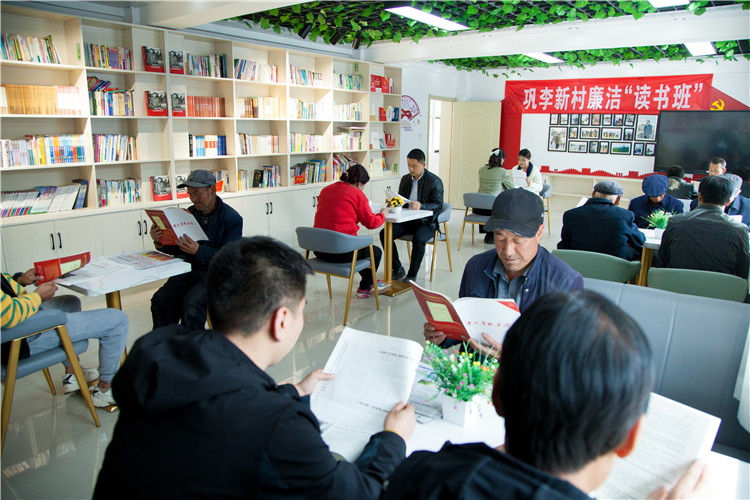 隴南市禮縣開展廉潔書籍進農(nóng)家書屋活動，圖為羅壩鎮(zhèn)鞏李新村舉辦的“廉潔讀書班”。.jpg
