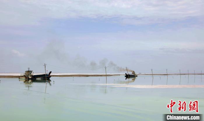 “天空之鏡”青海茶卡鹽湖：迎黃金旅游季，獨(dú)特景色引客來