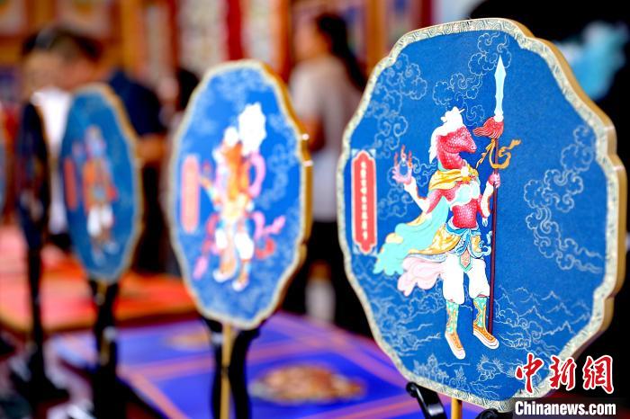 圖為唐卡延伸產(chǎn)品?！⊙Φ?攝