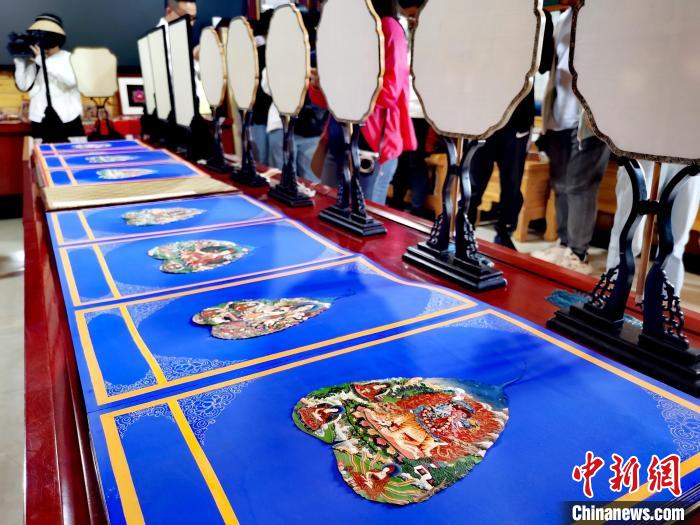 圖為唐卡延伸產(chǎn)品?！?zhí)砀?攝