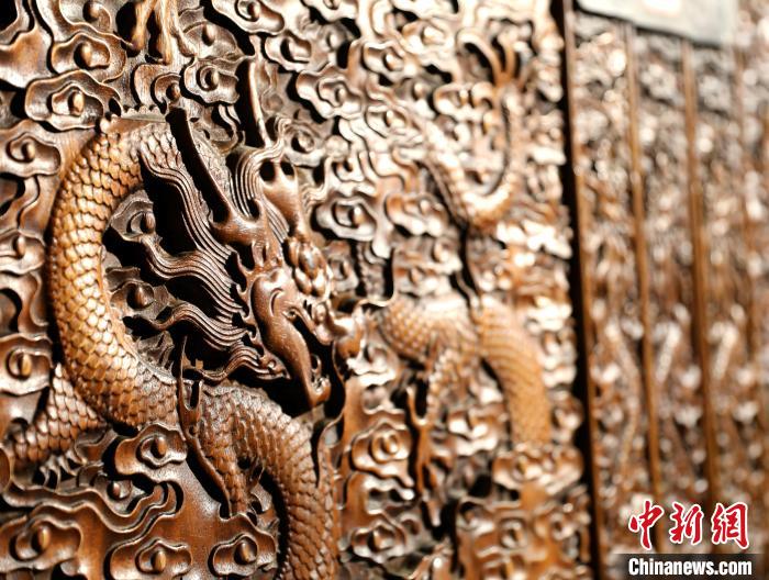 圖為青海永錄民俗博物館內(nèi)珍藏的中式家具細節(jié)展示?！⊙Φ?攝