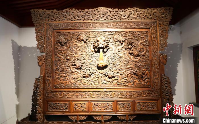 圖為青海永錄民俗博物館內(nèi)珍藏的中式家具?！⊙Φ?攝