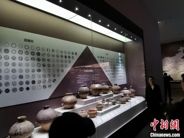 圖為河湟文化博物館展示的當(dāng)?shù)爻鐾敛侍盏募y飾類別?！?zhí)砀?攝