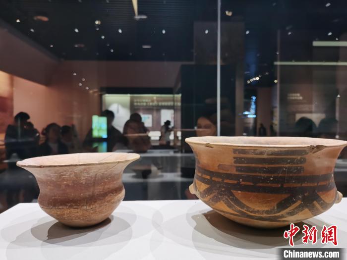 圖為河湟文化博物館展陳的陶器?！?zhí)砀?攝