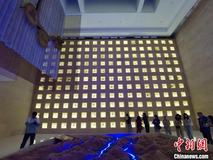 圖為河湟文化博物館序廳的左右彩陶墻放置的374件彩陶?！?zhí)砀?攝