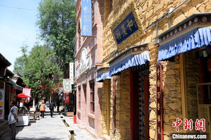 圖為平安驛·河湟民俗文化體驗(yàn)地的門店?！⊙Φ?攝