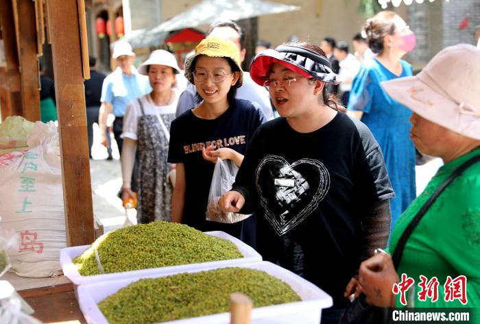 圖為民眾購買青海特色小吃?！⊙Φ?攝