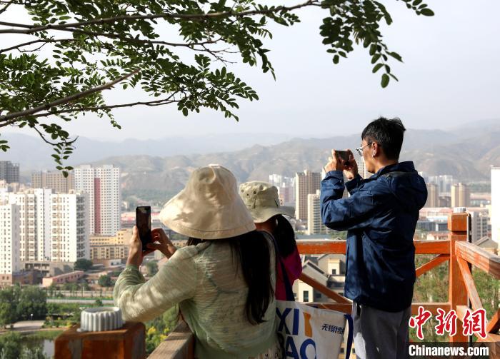 圖為媒體記者登頂朝陽(yáng)山?！⊙Φ?攝