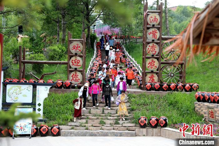 圖為油嘴灣生態(tài)文化景區(qū)的游客?！⊙Φ?攝
