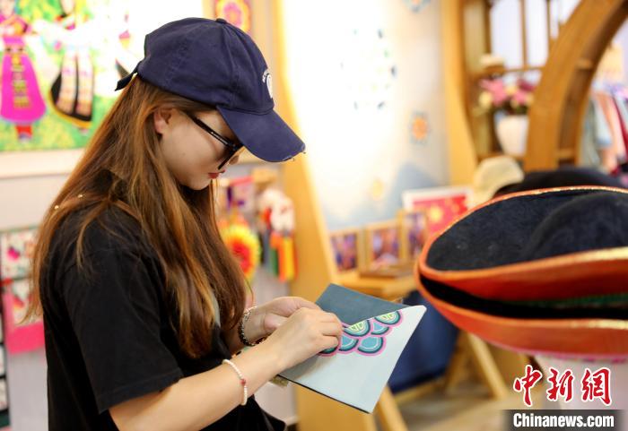 圖為民眾體驗(yàn)國(guó)家級(jí)非遺項(xiàng)目盤(pán)繡技藝?！⊙Φ?攝
