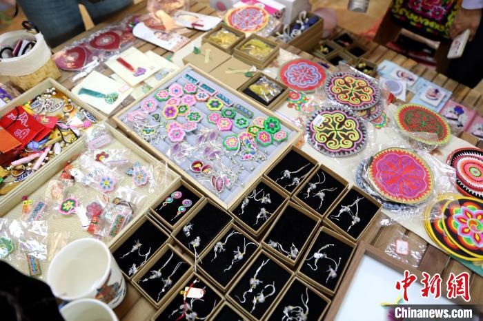 圖為盤(pán)繡作品?！⊙Φ?攝