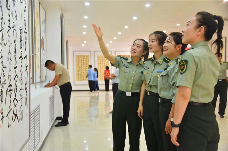 觀眾在南梁革命紀(jì)念館參觀甘肅省廉潔文化美術(shù)、書(shū)法、設(shè)計(jì)作品展.jpg