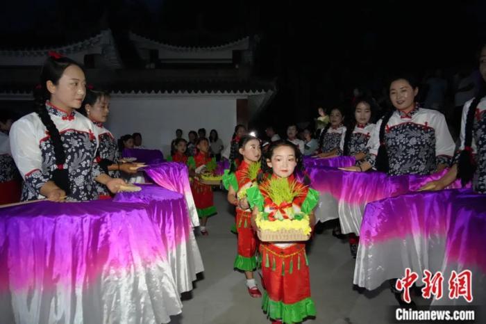 甘肅省西和縣姜席鎮(zhèn)晚霞湖畔，當(dāng)?shù)孛耖g舉行盛大的乞巧儀式。魏朵朵 攝