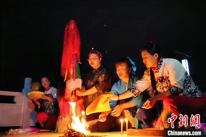 持續(xù)七天八夜的乞巧節(jié)正在西漢水上游的甘肅省西和縣進(jìn)行。西和縣姜席鎮(zhèn)晚霞湖畔，民眾“巧頭”點(diǎn)蠟、炷香、焚裱紙、跪拜，準(zhǔn)備將“巧娘娘”請進(jìn)院。魏朵朵 攝