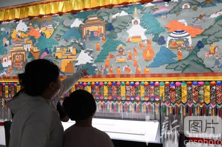 圖為觀眾觀看唐卡《涼州會(huì)盟》。 中新社記者 戴文昌 攝