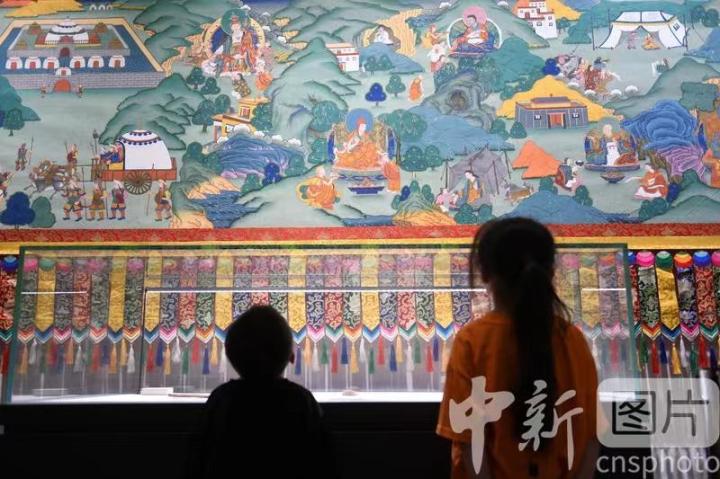圖為觀眾參觀唐卡《涼州會(huì)盟》。 中新社記者 戴文昌 攝