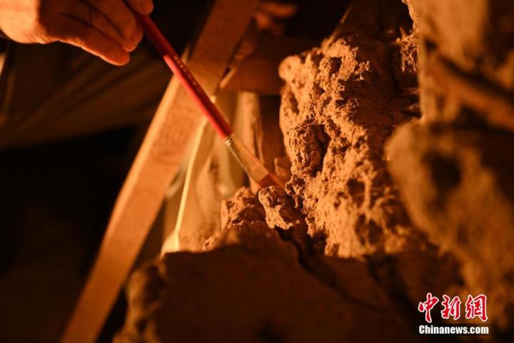 8月25日，文物修復(fù)師牟常有進(jìn)行文物修復(fù)工作。