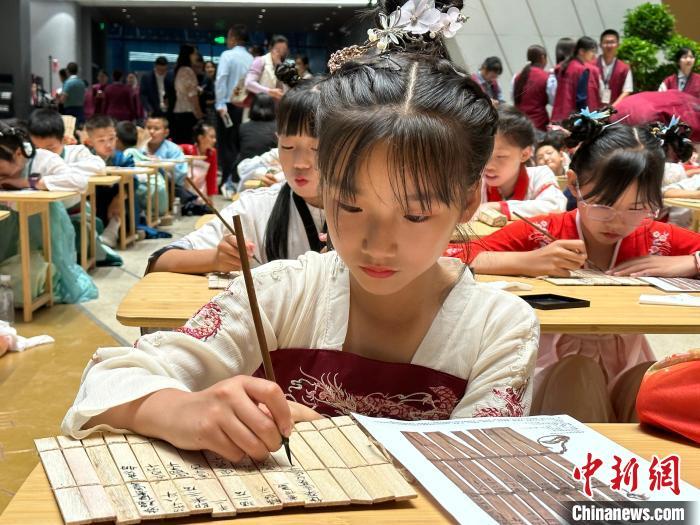 圖為小朋友在甘肅簡牘博物館練習書法?！≈行律缬浾?戴文昌 攝