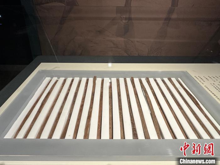 圖為甘肅簡牘博物館展陳的漢簡。中新社記者 戴文昌 攝