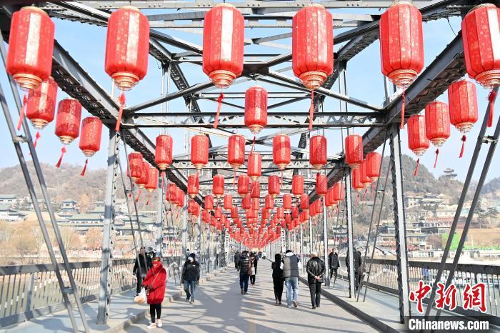1月30日，裝扮一新的中山橋?yàn)榧磳⒌絹?lái)的新春佳節(jié)增添節(jié)日氛圍。九美旦增 攝</p><p>