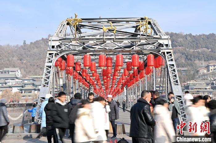 1月30日，裝扮一新的中山橋?yàn)榧磳⒌絹?lái)的新春佳節(jié)增添節(jié)日氛圍。九美旦增攝</p><p>