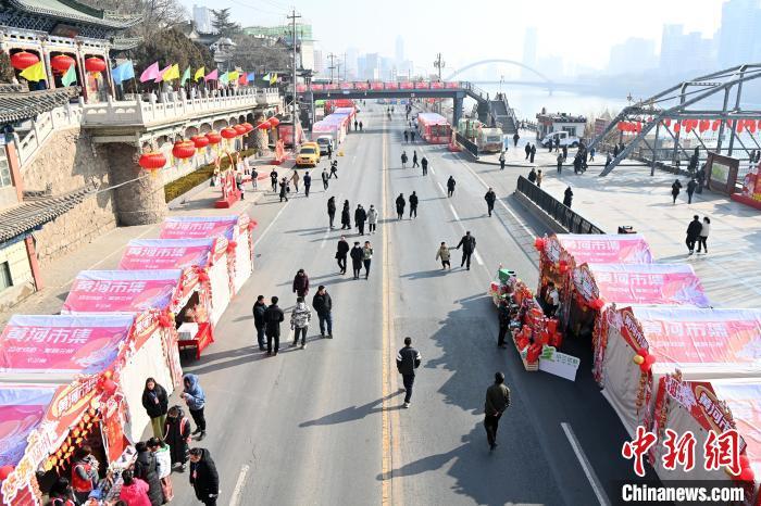 1月30日，蘭州黃河畔的年貨集市吸引顧客選購(gòu)年貨。九美旦增 攝</p><p>