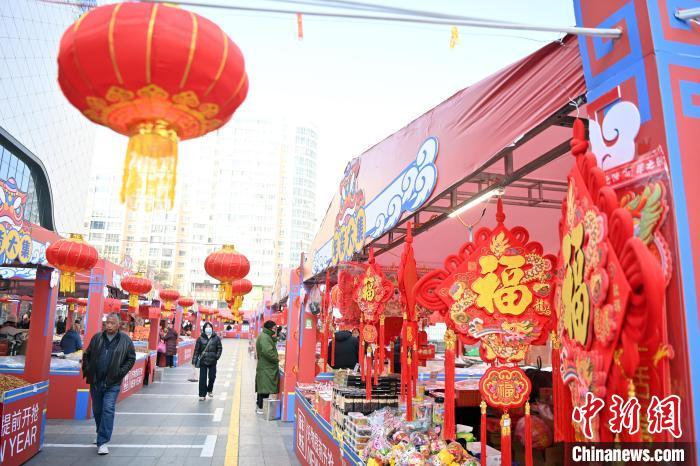 1月30日，蘭州街頭琳瑯滿目的年貨吸引顧客選購(gòu)。九美旦增 攝</p><p>