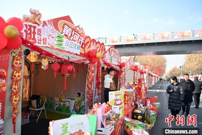 1月30日，蘭州黃河畔的年貨集市吸引顧客選購(gòu)年貨。九美旦增 攝</p><p>