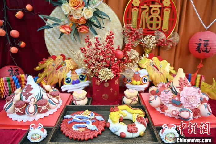 1月25日，春節(jié)臨近，蘭州一花饃店“龍”元素花饃熱銷(xiāo)。圖為展出的“龍”元素花饃。九美旦增 攝