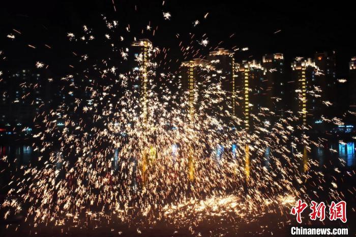 “過(guò)年打鐵花”是臨夏州永靖縣的民俗傳統(tǒng)。這項(xiàng)民俗表演，其實(shí)有著硬核技術(shù)作支撐，那就是入選國(guó)家級(jí)非遺的“永靖王氏生鐵冶鑄技藝”。侯奇志 攝</p>
<p>