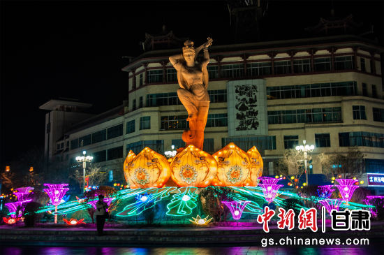 2024年春節(jié)期間，敦煌市中心盤旋路上的反彈琵琶燈組。王斌銀 攝