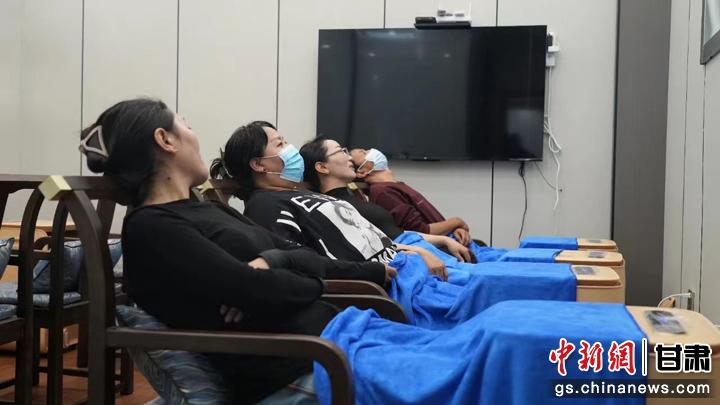 圖為當?shù)鼐用耋w驗藏醫(yī)院診療。卓瑪草 攝