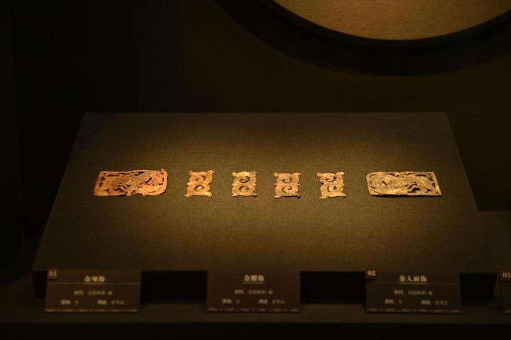 張家川縣馬家塬車輿博物館展陳的馬家塬遺址出土的金項(xiàng)飾、金腰飾、金人畫飾等。李亞龍 攝　　