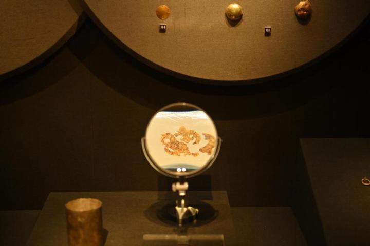 張家川縣馬家塬車輿博物館展陳的馬家塬遺址出土的金飾。李亞龍 攝　
