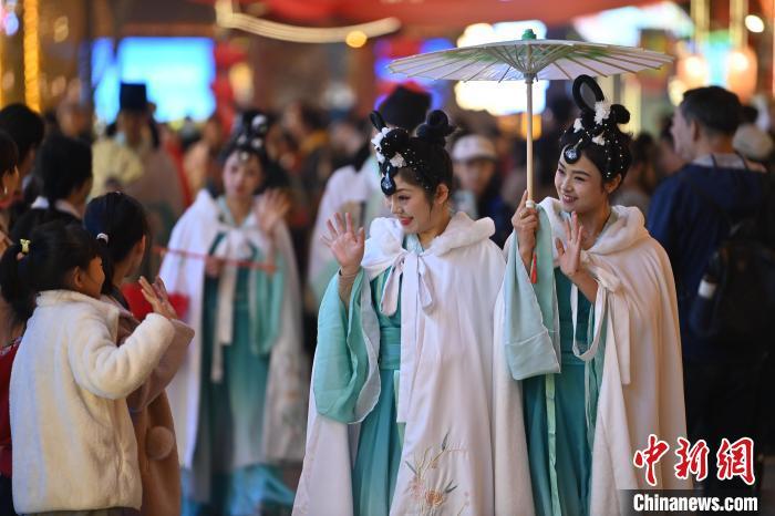 圖為街區(qū)人員著傳統(tǒng)服飾與游人互動。李亞龍 攝</p>
<p>