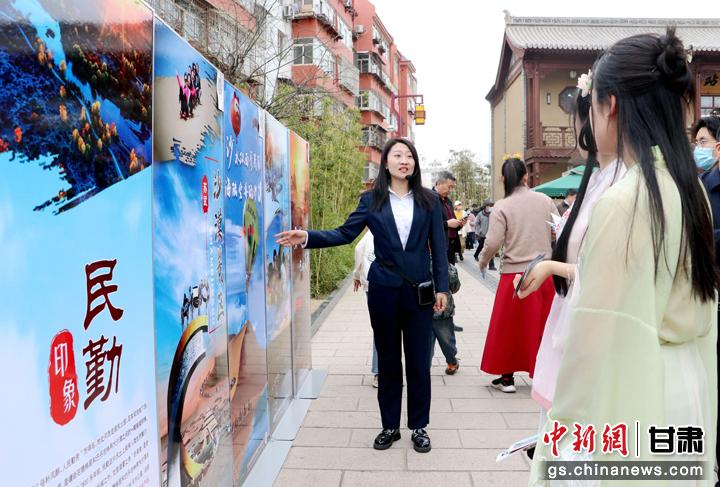 3月下旬，民勤縣在天水啟漢樓廣場(chǎng)舉行推介會(huì)，宣傳本地旅游資源和農(nóng)特優(yōu)產(chǎn)品。圖為工作人員向游客介紹民勤自然風(fēng)光、歷史文化。馬愛彬 攝